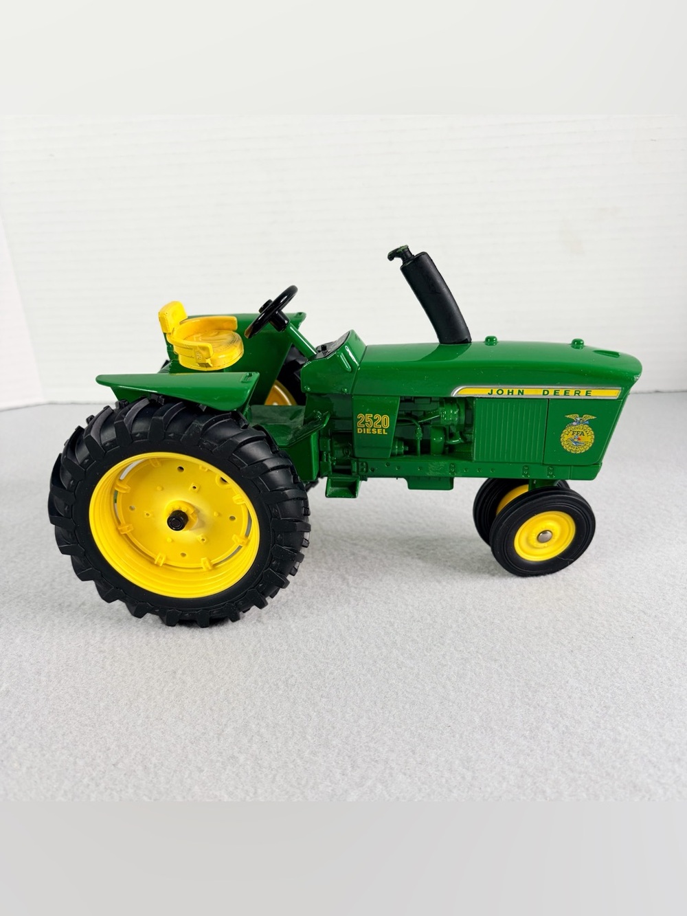 1/16 John Deere 2520 Diesel Tractor Narrow Front By Ertl Loose Read
